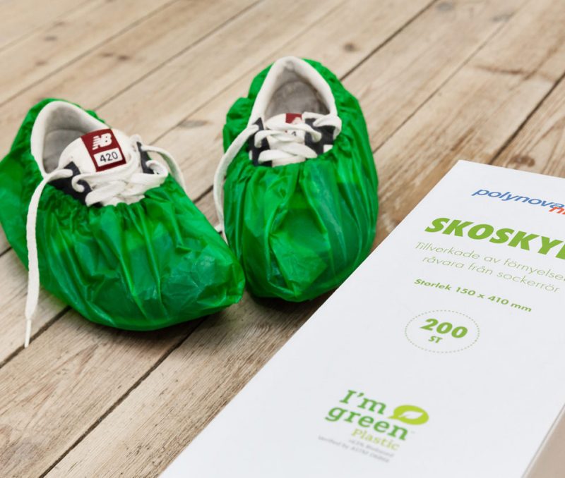 vita sneakers med gröna skoskydd